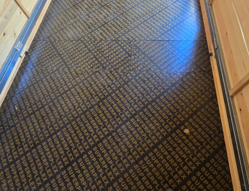 Suelo fenólico - Contrachapado fenólico sobre acero