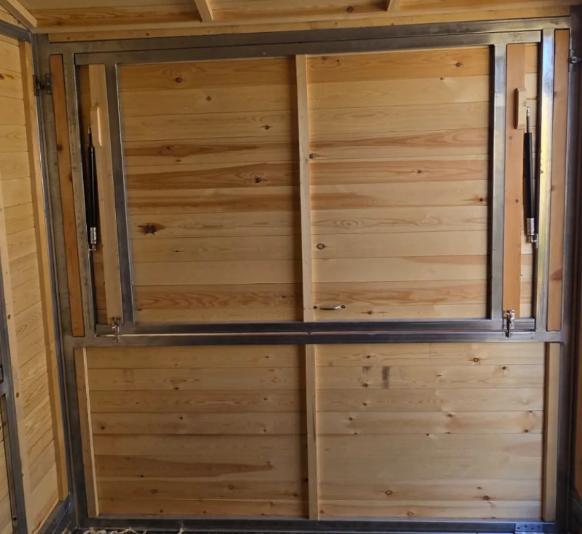 Ventana cerrada - Soportes metálicos de apertura superior