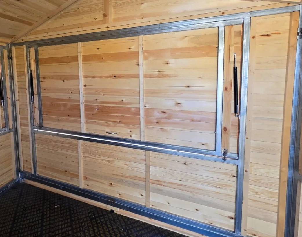 Vista interior - Paredes machihembradas y marco de acero